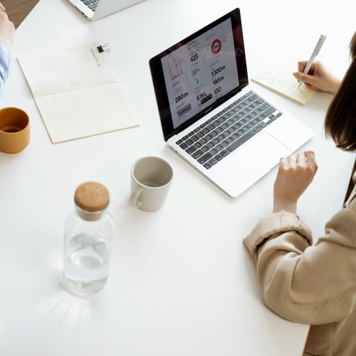 img-pexels-artem-podrez-8512383