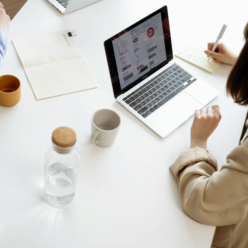 img-pexels-artem-podrez-8512383